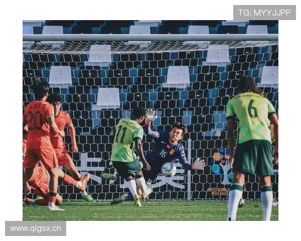 扑救球规则解读：门将获利时的越位和犯规判罚标准揭秘