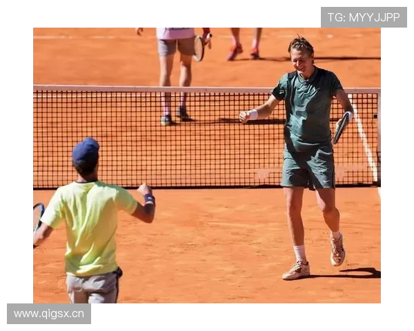 刷到乔丹·汤普森私服照，随手拿杯咖啡都像在炫富——我还以为是电影片场