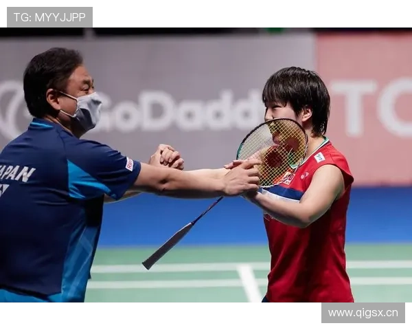 山口茜买个包比我半年工资还多，翻牌明星都得抢着合影！