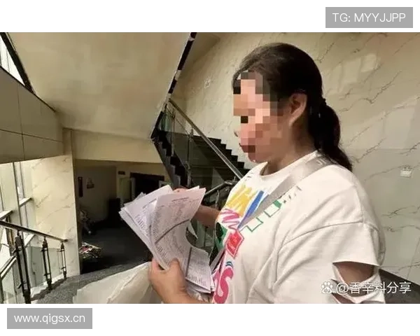 张玉宁拎着超市塑料袋走出豪宅大门，楼下邻居惊呆到说不出话