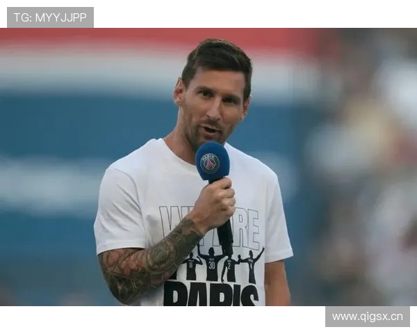 梅西居然穿着普通潮服现身，球场之外一点都不像传说中的“亿万富翁”